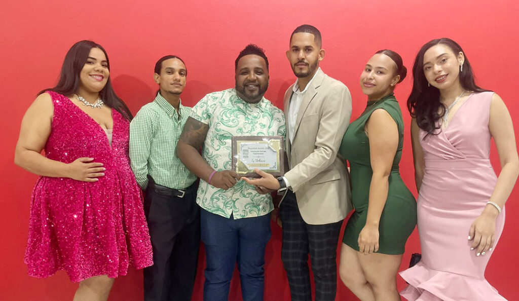 TQ Urbano recibe reconocimiento del público como YouTube Regional del Año en la rueda de prensa de los Magazine Awards 2025