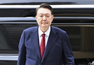 Un tribunal de Corea del Sur ordena arrestar al expresidente Yoon Suk Yeol