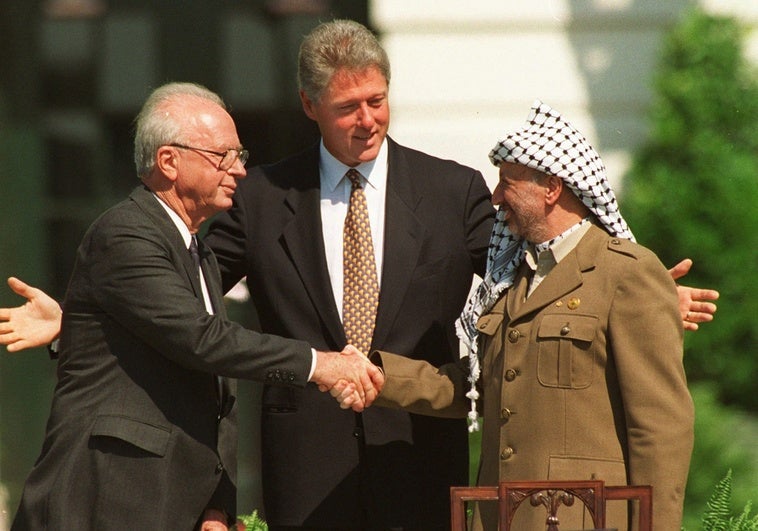 Un apretón de manos para la paz entre israelíes y palestinos