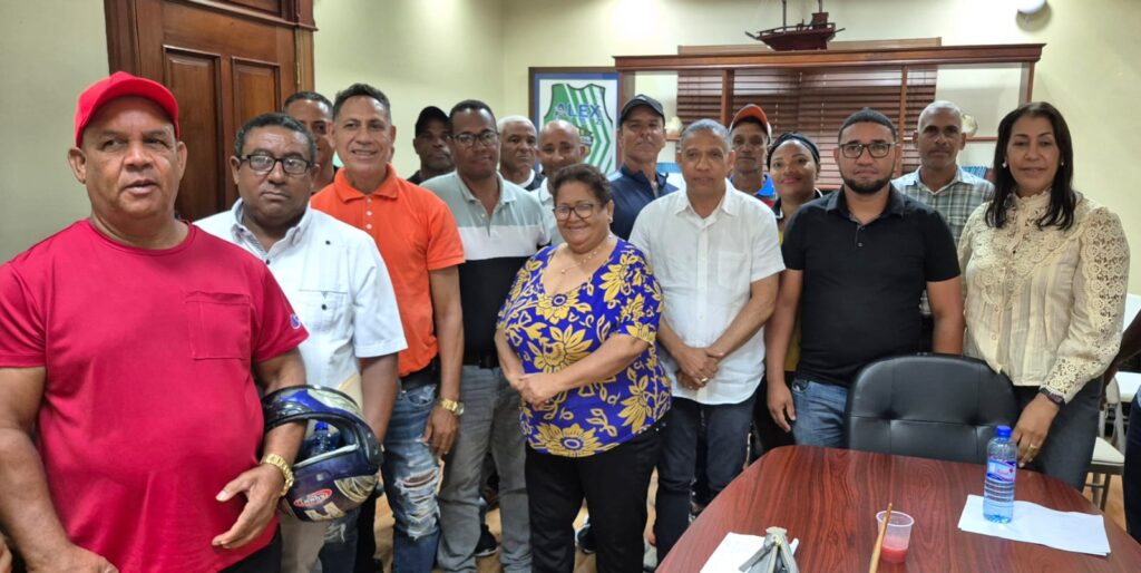 Por segunda vez alcalde Alex Díaz encabeza encuentro con dirigentes populares para seguimiento de obras
