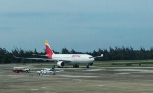 Investigan una amenaza de bomba en un avión en el principal aeropuerto de Puerto Rico