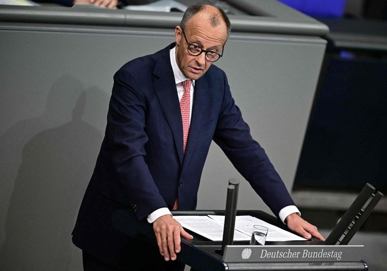 El canciller alemán defiende sus primeras semanas en el cargo entre insultos y acusaciones en el Bundestag