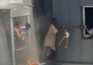 Un hombre rescata a dos mujeres y cuatro niños de un incendio en un sexto piso en París