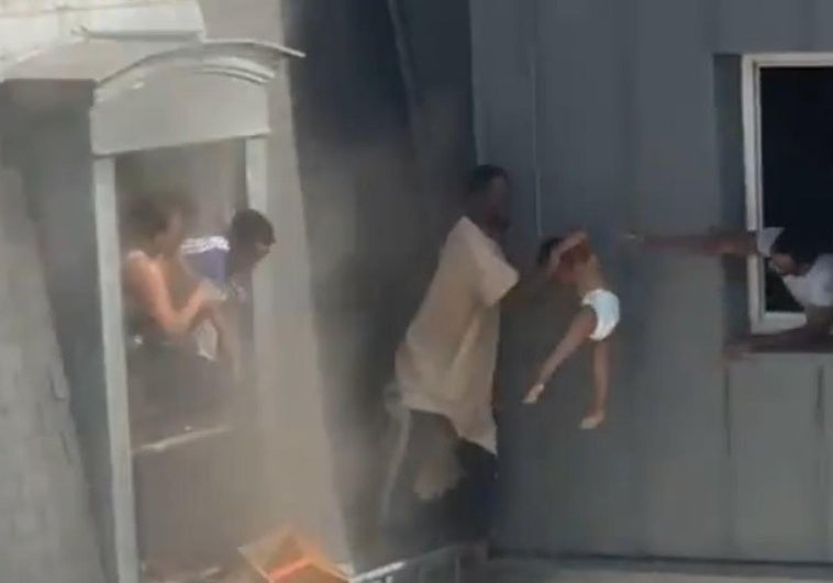 Un hombre rescata a dos mujeres y cuatro niños de un incendio en un sexto piso en París