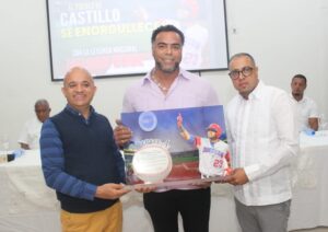 Ex pelotero de grandes ligas Nelson Cruz recibe emotivos reconocimientos en el municipio de Castillo