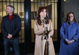 La Justicia resuelve que Cristina Kirchner seguirá presa en su domicilio y con tobillera electrónica