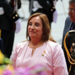 La impopular presidenta de Perú, Dina Boluarte, firma el decreto en el que se aumenta el sueldo en un 125%