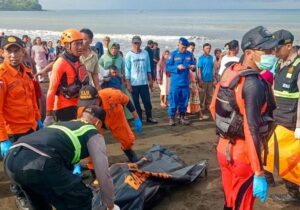 Al menos cuatro muertos y cerca de 40 desaparecidos tras el hundimiento de un ferry en Indonesia