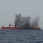 Un barco griego atacado por los hutíes en el mar Rojo se hunde y deja 4 muertos, 14 desaparecidos y 7 rescatados