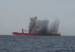 Un barco griego atacado por los hutíes en el mar Rojo se hunde y deja 4 muertos, 14 desaparecidos y 7 rescatados