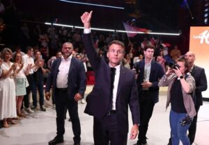 El gobernador del banco de Francia afirma que el país se encuentra en «una situación de urgencia absoluta»