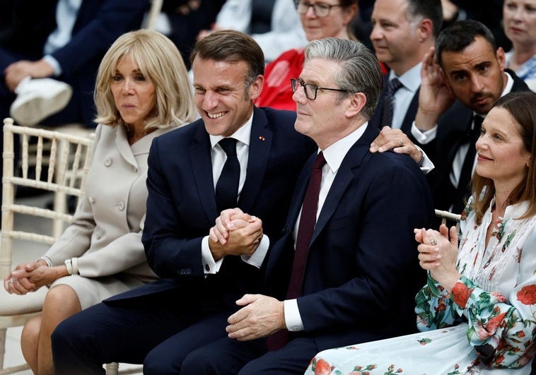Macron y Starmer se reúnen en busca de un acuerdo migratorio ante el récord de cruces ilegales del canal de la Mancha