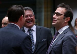 La UE avisa de que la imposición de aranceles del 30% de Trump supondrá prohibir el comercio