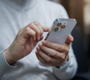 El celular forma parte de la vida diaria del 94 % de los dominicanos, revela ENHOGAR-2024